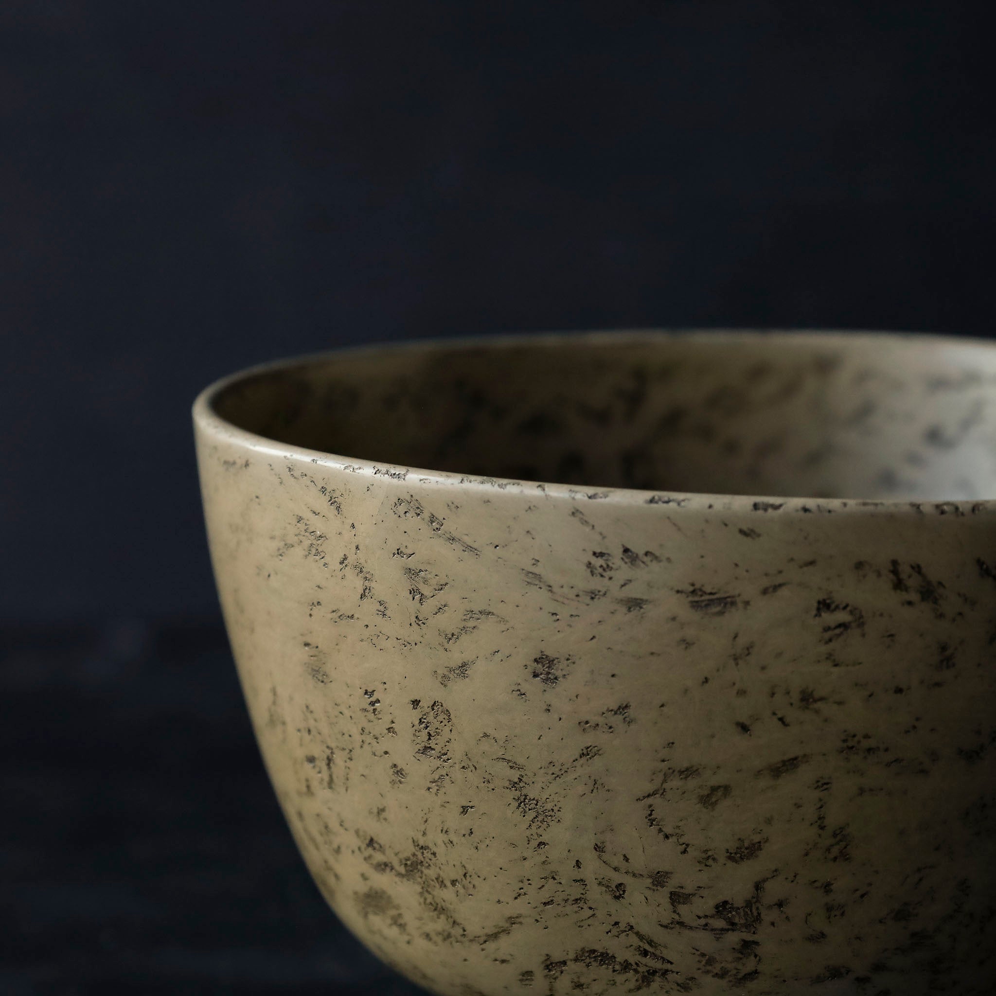 26-AS-3 Tsuzumi-wan (Tsuzumi-shaped Large Bowl) – White