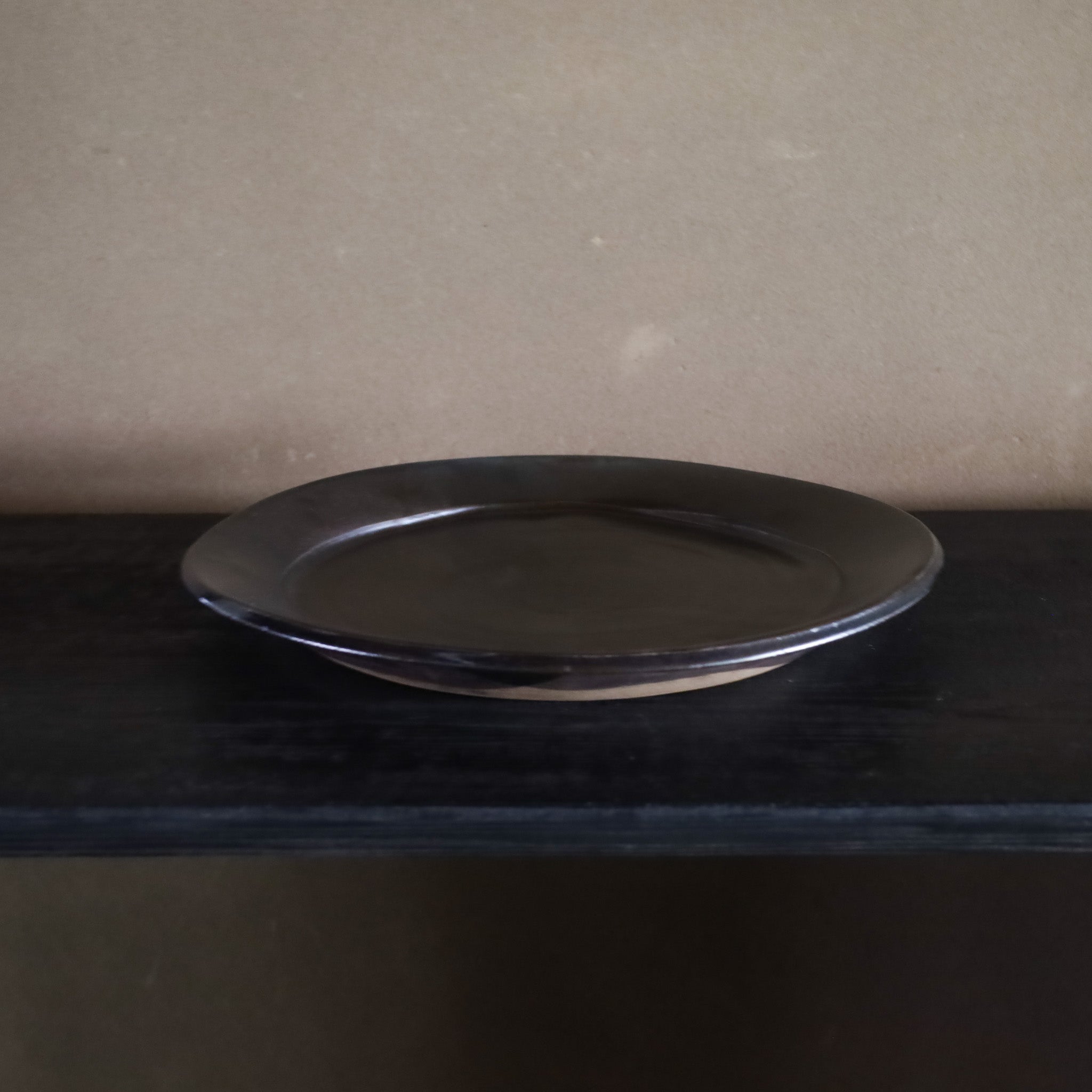 ●26-TY-113 Black Karatsu flat plate