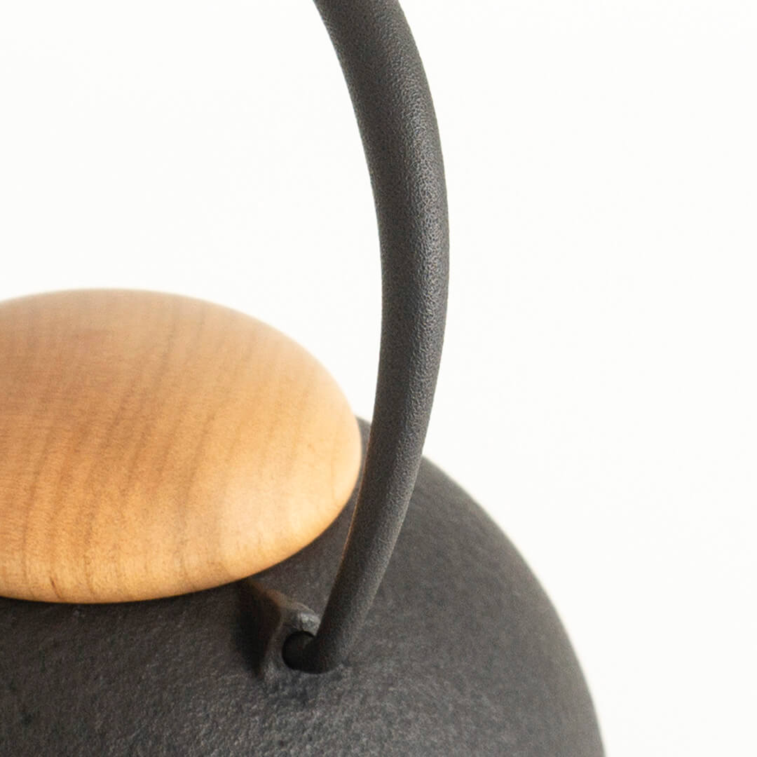 Kukan Chuzo / Nanbu Cast Iron Teapot Black wooden lid