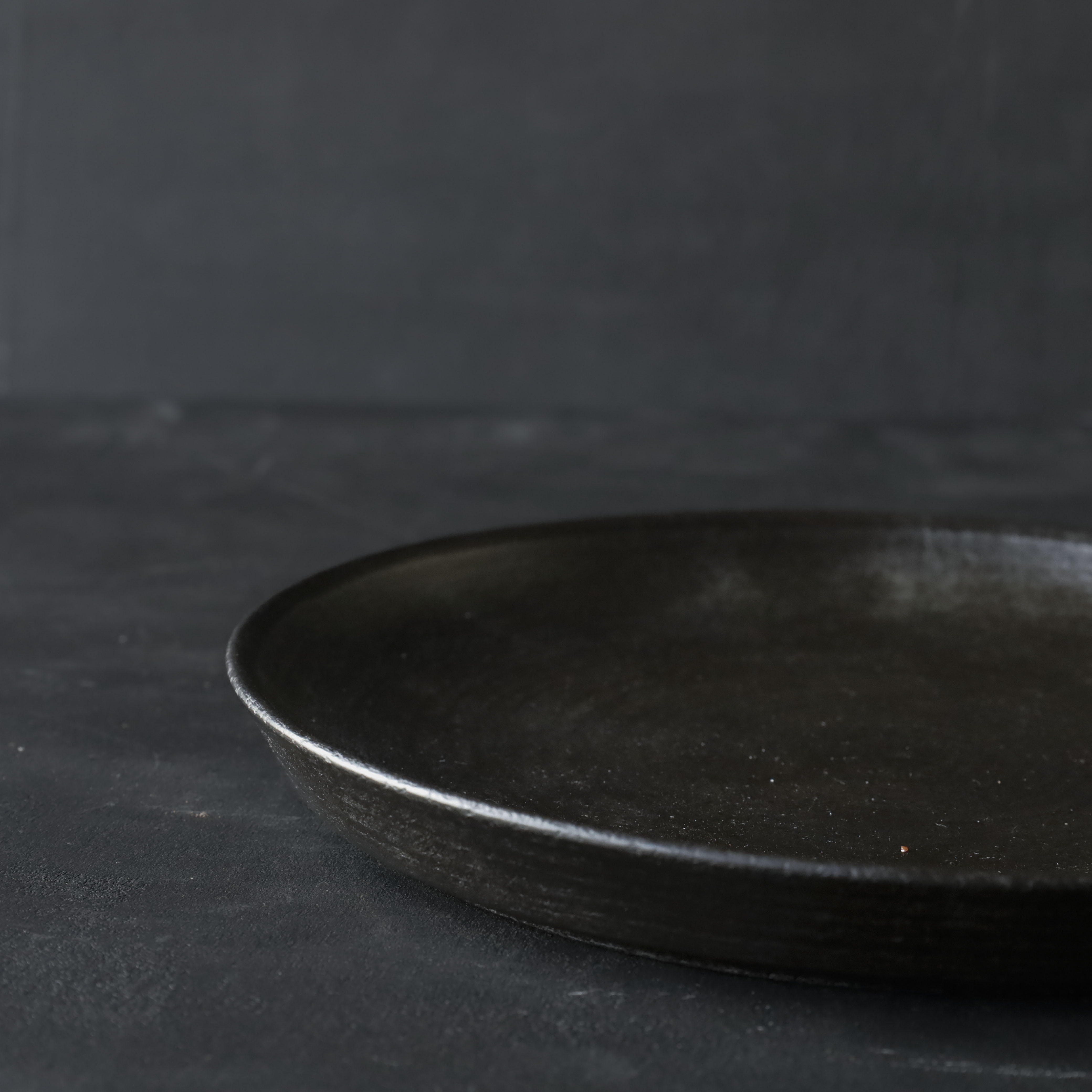 26-AS-53  Hikime-zara (Lathe-turned Grain Small Plate) – Black