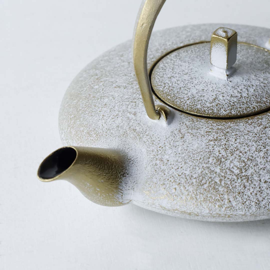 Kukan Chuzo / Cast Iron Teapot "Moon" (Small) Shirokane-iro (Platinum White) with Shima-zaiku Gen (Striped Handle) [In a Paulownia Wood Box]