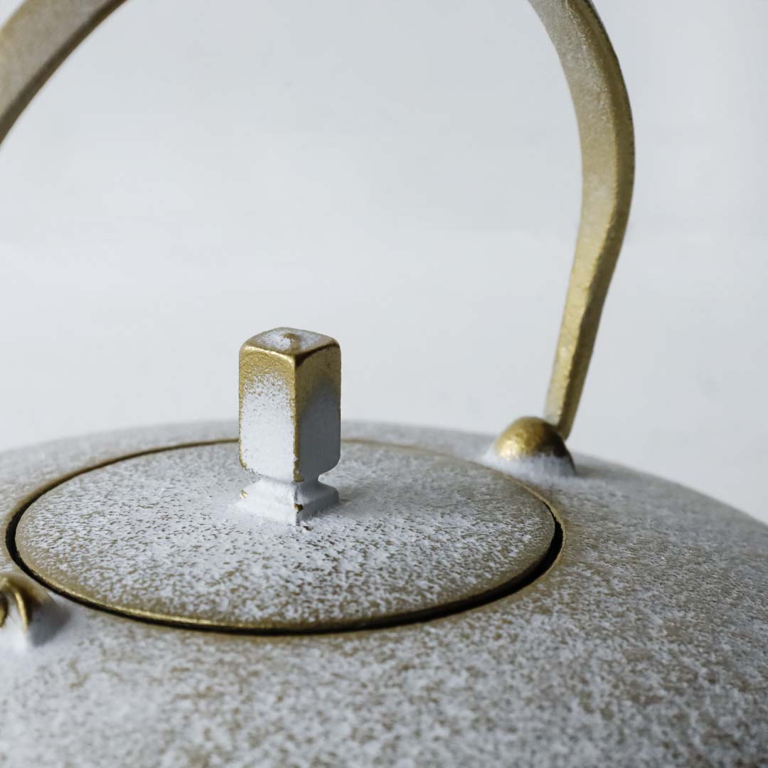 Kukan Chuzo / Cast Iron Teapot "Moon" (Small) Shirokane-iro (Platinum White) with Shima-zaiku Gen (Striped Handle) [In a Paulownia Wood Box]