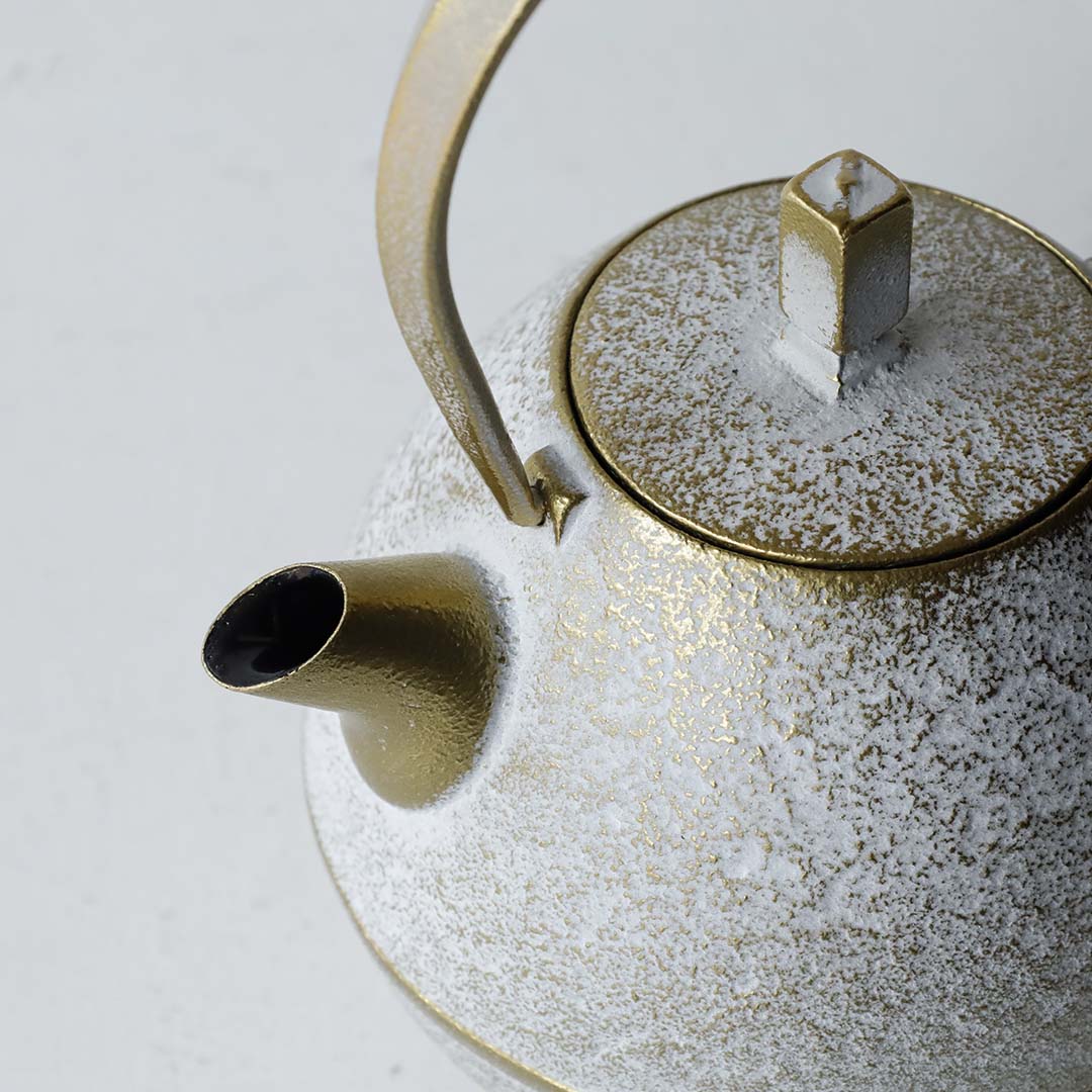 Kukan Chuzo / Cast Iron Teapot "Egg" (Medium) Shirokane-iro (Platinum White) with Shima-zaiku Gen (Striped Handle) [In a Paulownia Wood Box]