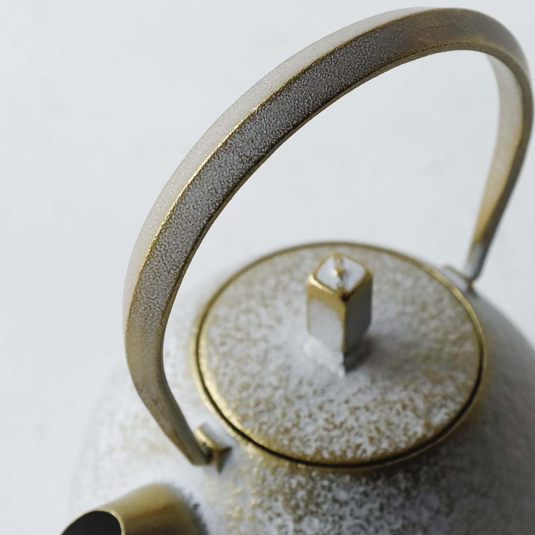 Kukan Chuzo / Cast Iron Teapot "Egg" (Medium) Shirokane-iro (Platinum White) with Shima-zaiku Gen (Striped Handle) [In a Paulownia Wood Box]