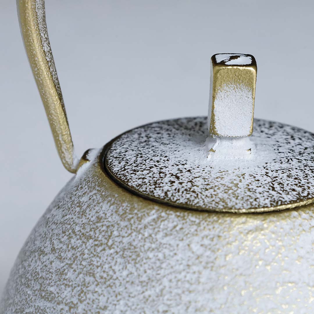 Kukan Chuzo / Cast Iron Teapot "Egg" (Medium) Shirokane-iro (Platinum White) with Shima-zaiku Gen (Striped Handle) [In a Paulownia Wood Box]
