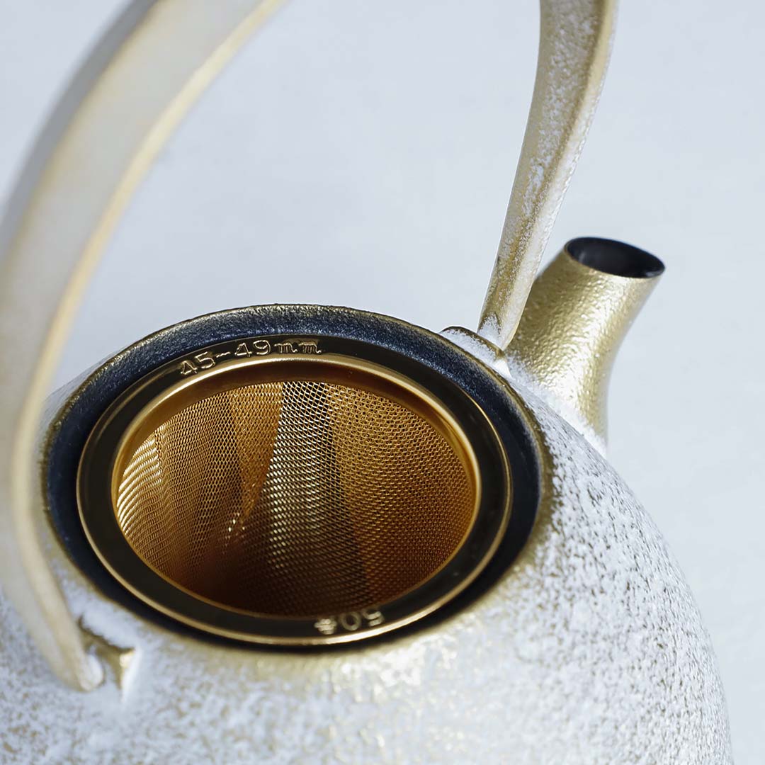 Kukan Chuzo / Cast Iron Teapot "Egg" (Medium) Shirokane-iro (Platinum White) with Shima-zaiku Gen (Striped Handle) [In a Paulownia Wood Box]