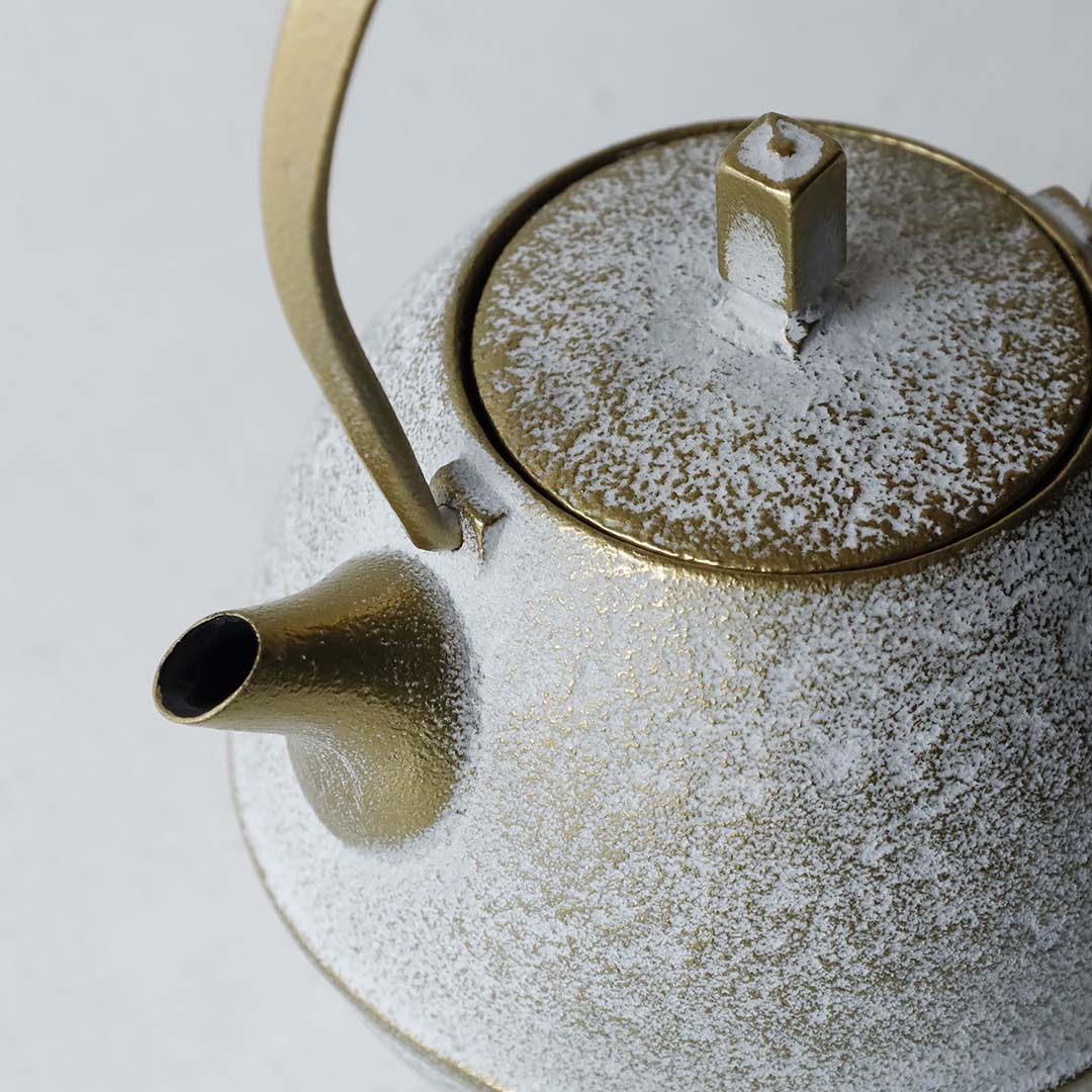 Kukan Chuzo / Cast Iron Teapot "Egg" (Small) Shirokane-iro (Platinum White) with Shima-zaiku Gen (Striped Handle) [In a Paulownia Wood Box]