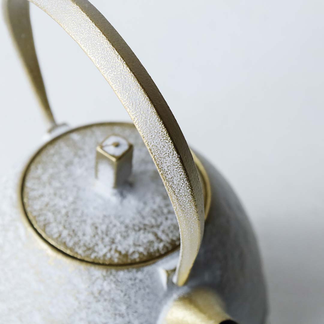Kukan Chuzo / Cast Iron Teapot "Egg" (Small) Shirokane-iro (Platinum White) with Shima-zaiku Gen (Striped Handle) [In a Paulownia Wood Box]
