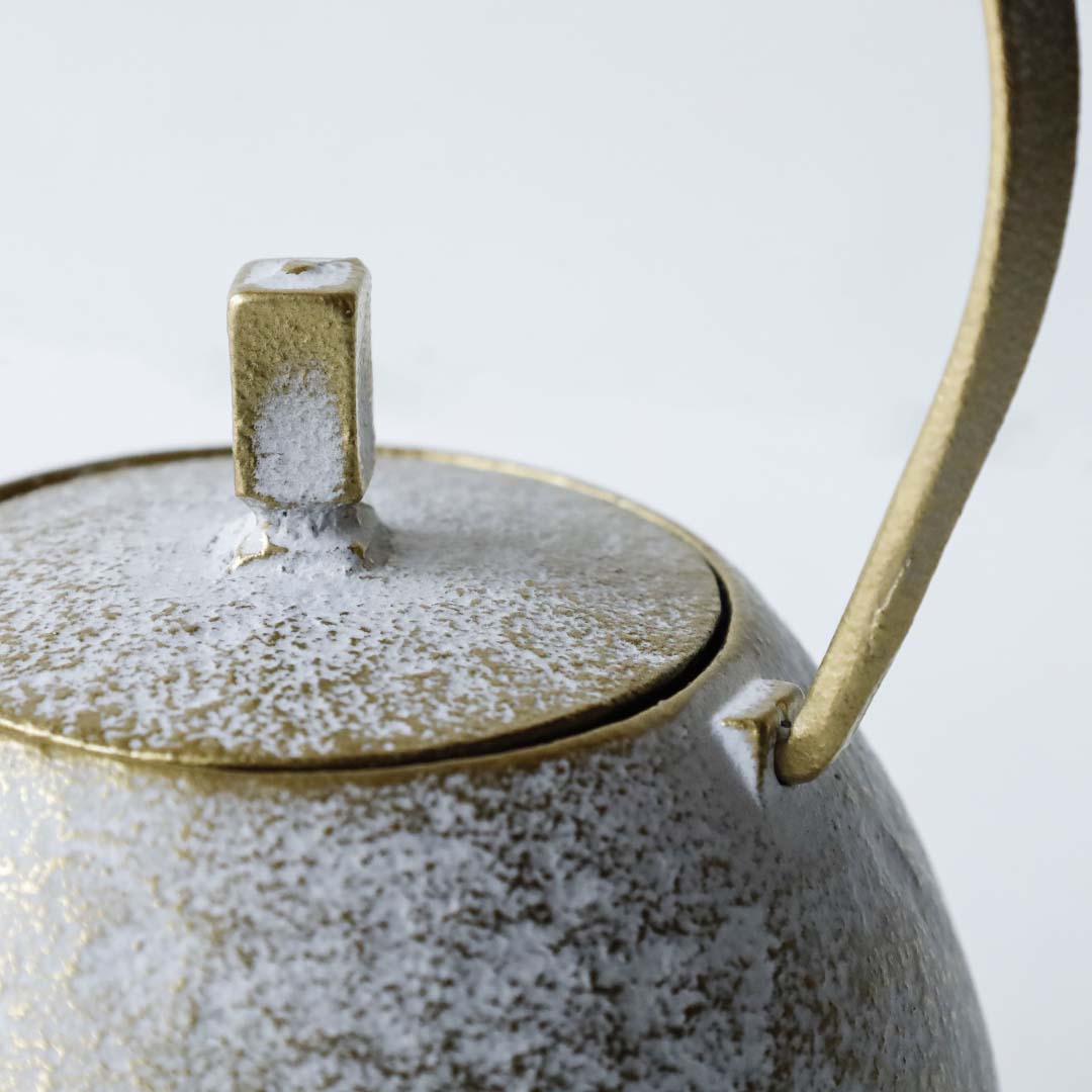 Kukan Chuzo / Cast Iron Teapot "Egg" (Small) Shirokane-iro (Platinum White) with Shima-zaiku Gen (Striped Handle) [In a Paulownia Wood Box]
