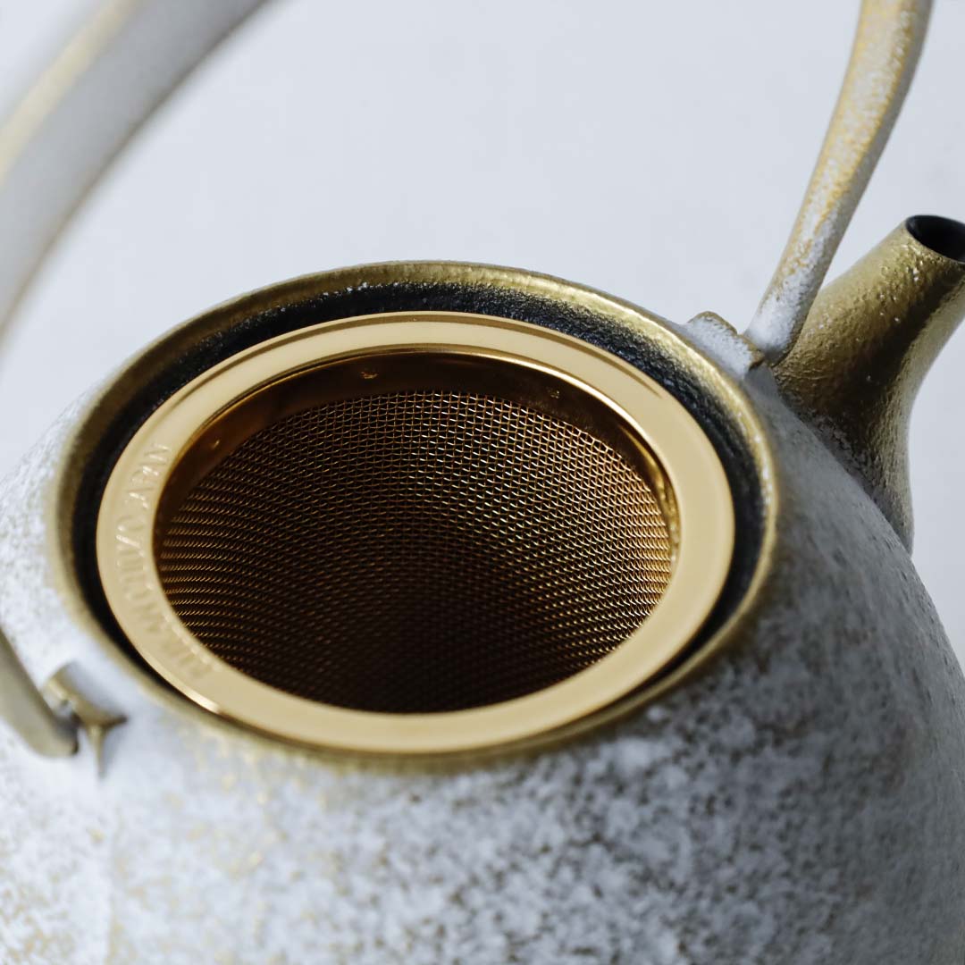 Kukan Chuzo / Cast Iron Teapot "Egg" (Small) Shirokane-iro (Platinum White) with Shima-zaiku Gen (Striped Handle) [In a Paulownia Wood Box]