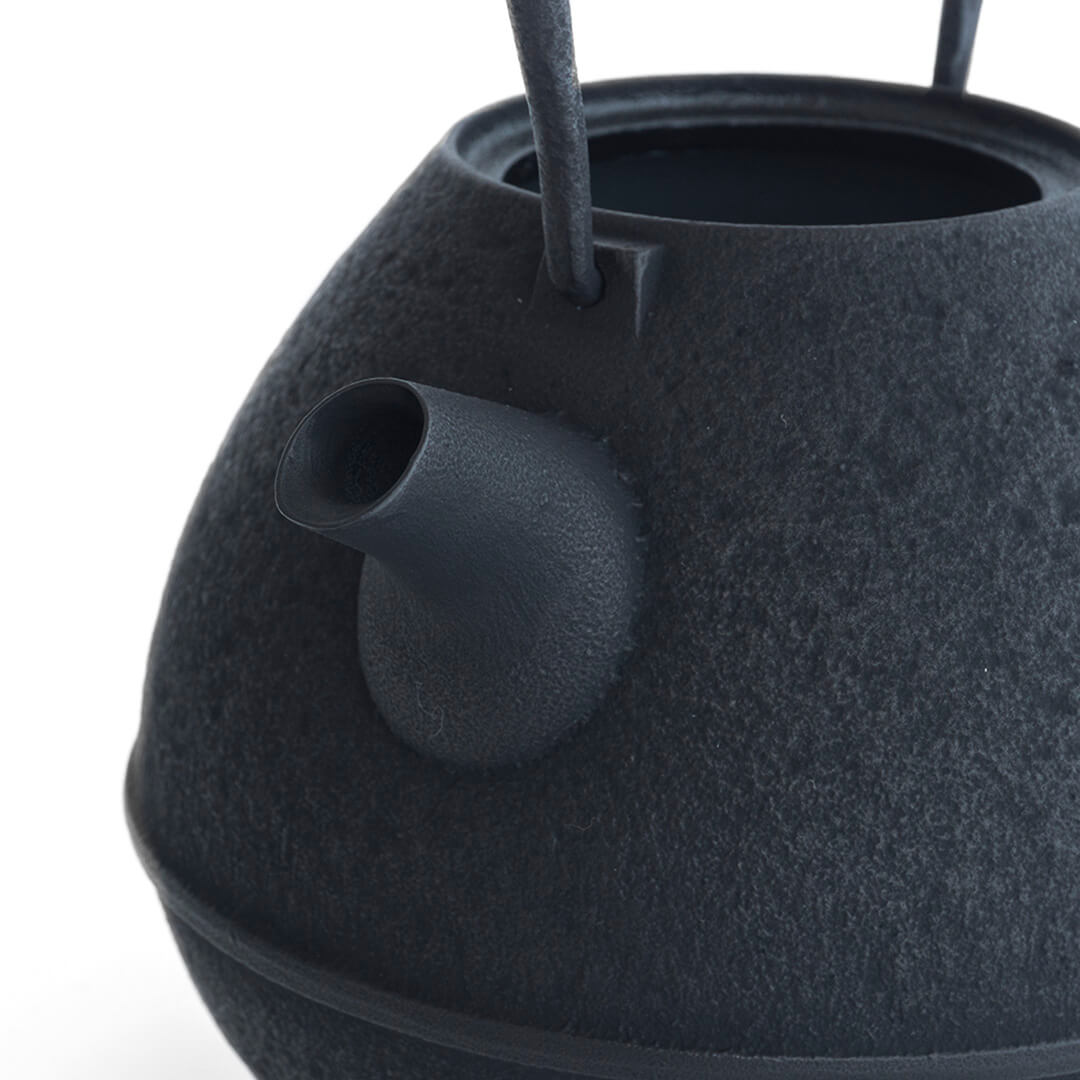 ◆Kukan Chuzo - Egg Cast Iron Teapot, Black (Small, with Gift Wrap)