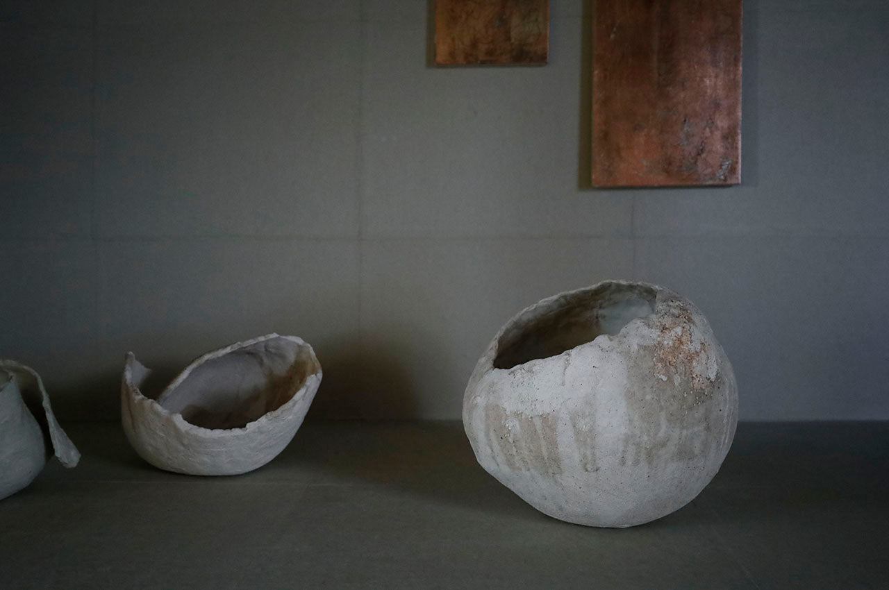 ●26-YI-41 Leaning Vase