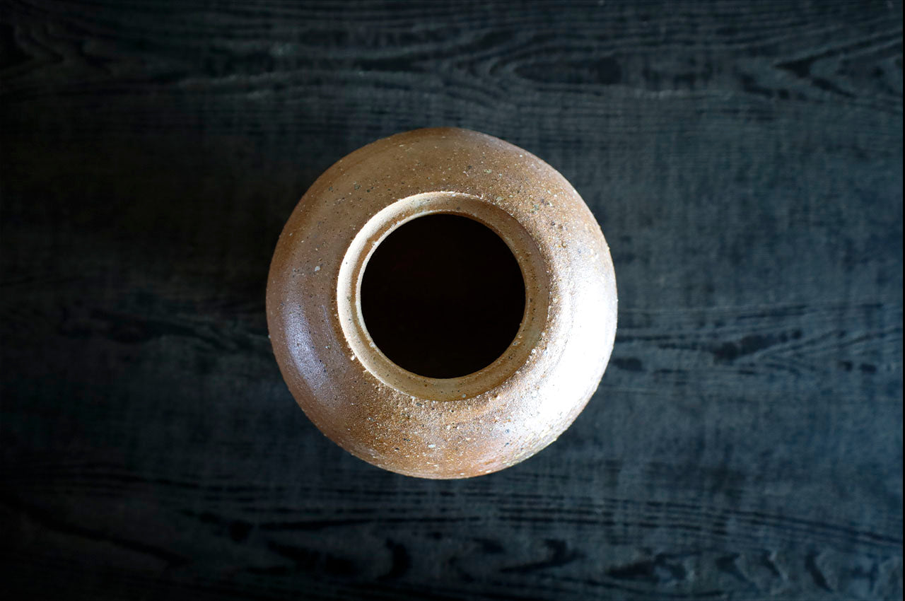 Shiro Shimizu / Yasaka Shinotsuchi Yakishime Mizusashi (Water Jar made of Yasaka Shino Clay, Unglazed and High-fired)